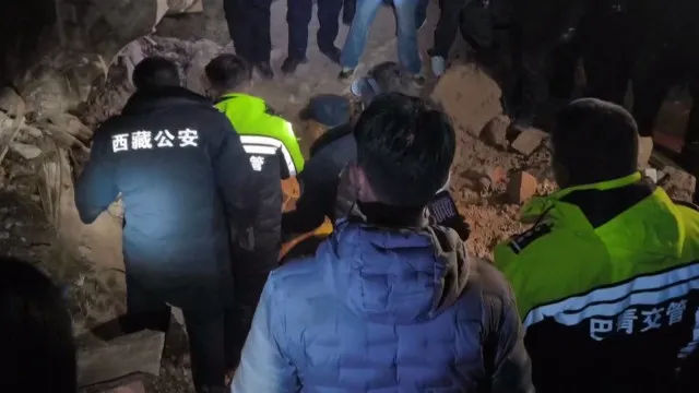 
                    China intensifica resgate após sismo no Tibete que causou 16 mortos
                