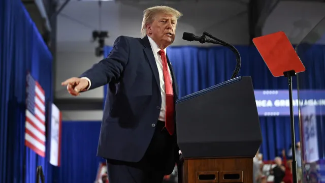 
                    EUA deportaram quase um milhão de pessoas no 2.º mandato de Trump
                