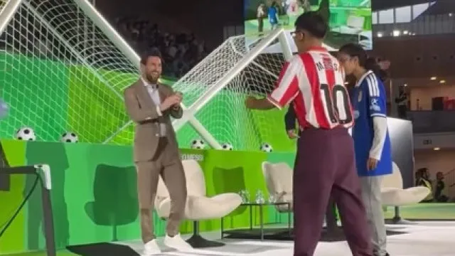 
                    Messi brilha até... de fato. A assistência que esta criança não esquecerá
                
