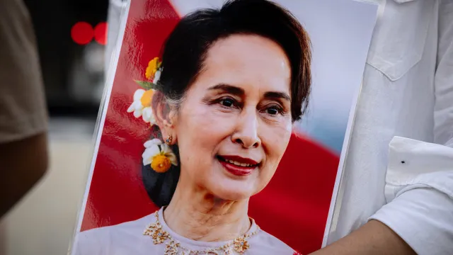 
                    Após 5 anos, Aung San Suu Kyi falou com o filho: Chamada durou 20 minutos
                