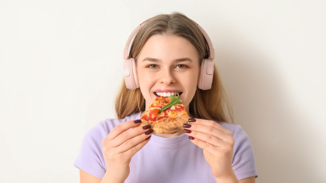 Ouça música enquanto come. Estudo revela que pratos ficam mais saborosos
