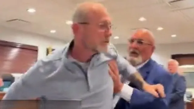 Autarca perde a cabeça durante reunião e ameaça munícipe. Há vídeo