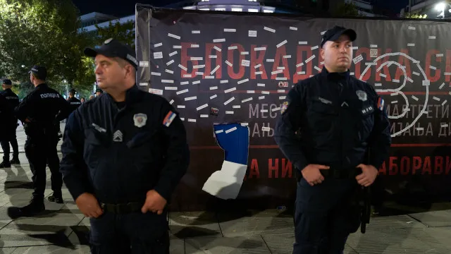
                    Na Sérvia, Vucic e estudantes confrontam-se nas eleições antecipadas
                