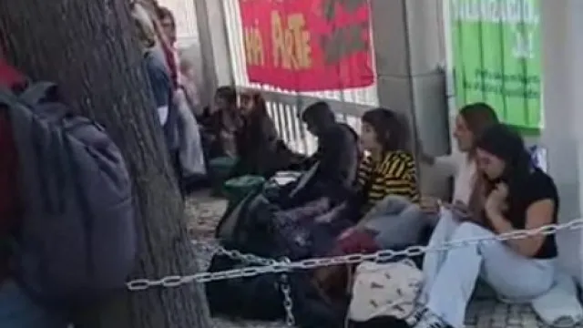 
                    Alunos bloqueiam escolas em Lisboa. Acusam Governo de 