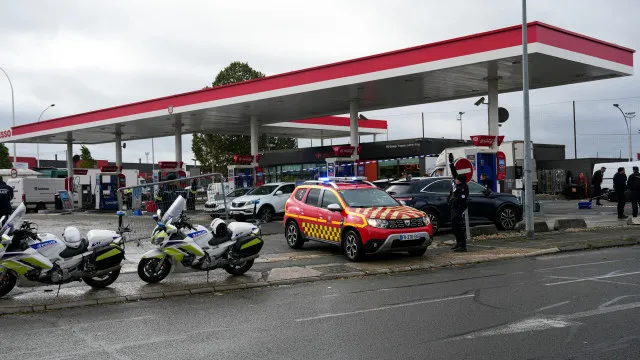 Um morto e quatro feridos em tiroteio junto a Paris. Suspeito detido