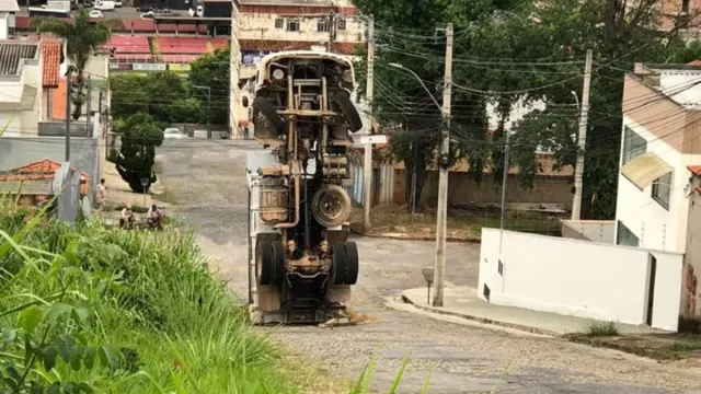 
                    Brasil: Camião tenta subir colina e acaba na vertical. Condutor sai ileso
                