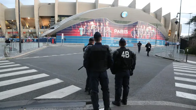 
                    Oficial: PSG-Lyon adiado a pedido da polícia
                