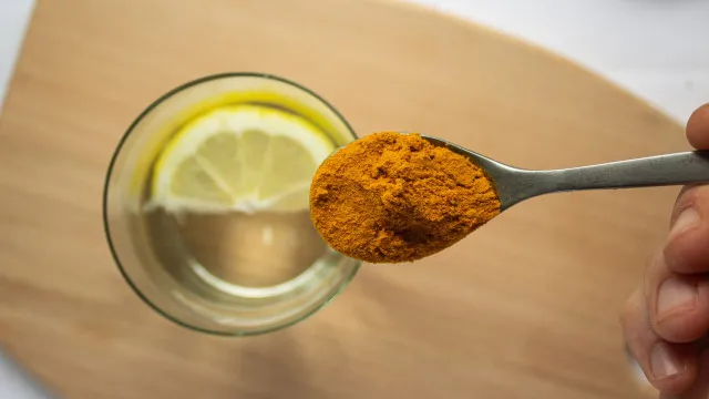 
                    Beber água com curcuma? Nutricionista revela os benefícios
                