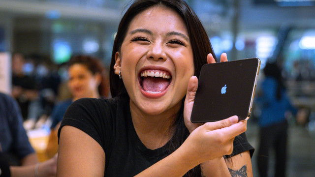 Fizeram-se filas nas lojas da Apple para receber o iPhone Duo