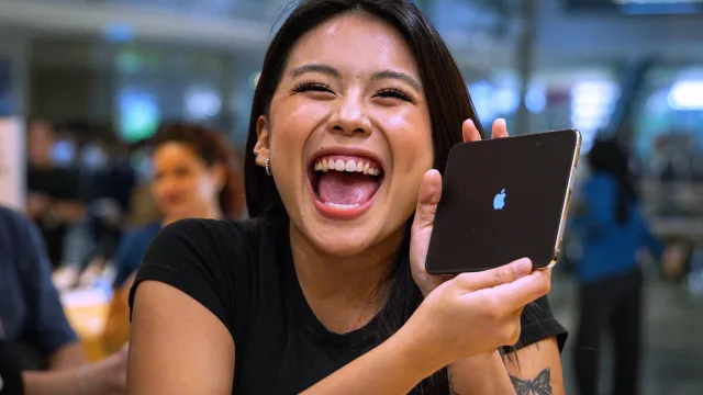 Fizeram-se filas nas lojas da Apple para receber o iPhone Duo