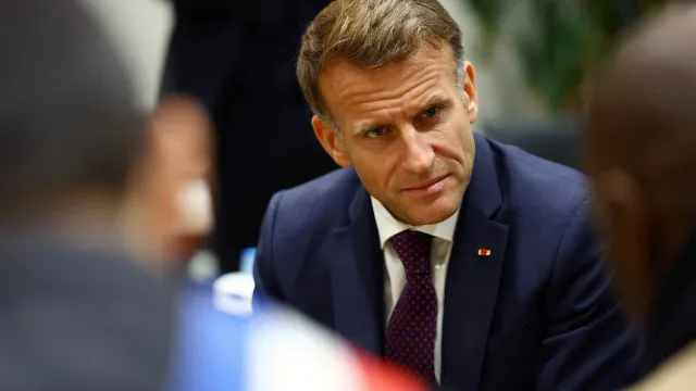 
                    Macron vai a local de 