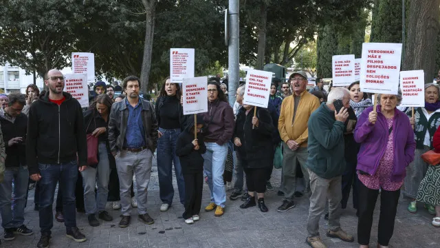 Dezenas na vigília solidária contra despejo de família em Lisboa