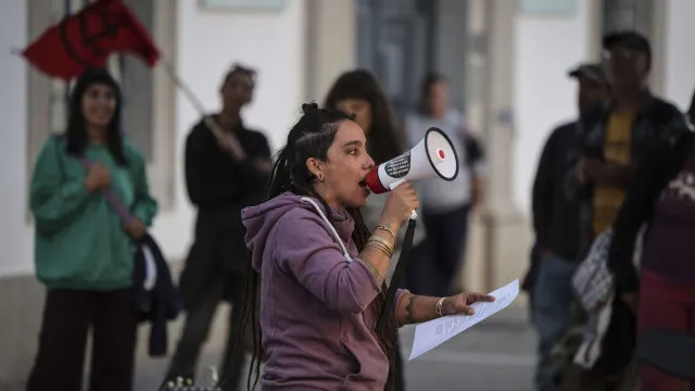 Perto de 100 pessoas protestam em Évora contra a crise na habitação