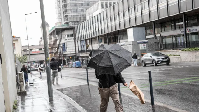 
                    França. Mais de 242.000 casas sem eletricidade devido à tempestade Austen
                