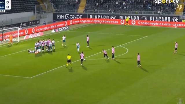 
                    Mão cheia de golos, estreantes e autogolo. O resumo do triunfo do Vitória
                