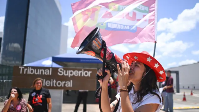 'Exército de Lula' no WhatsApp envolvido em nova disputa judicial
