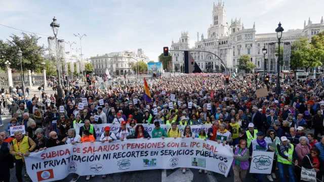 
                    Milhares saíram à rua em Madrid em defesa do sistema de reformas
                
