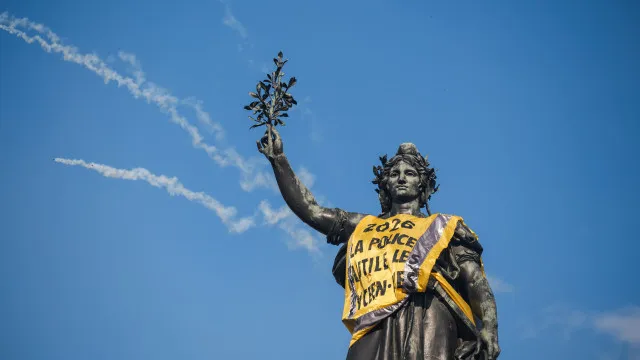 
                    Coletes amarelos franceses convocam novos protestos para o próximo sábado
                