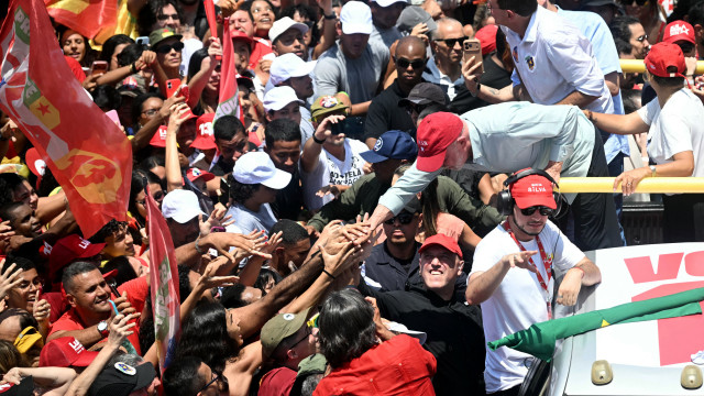 Apoiadores de Lula reagem a ataque de Flávio Bolsonaro sobre nove dedos durante caminhada no Rio