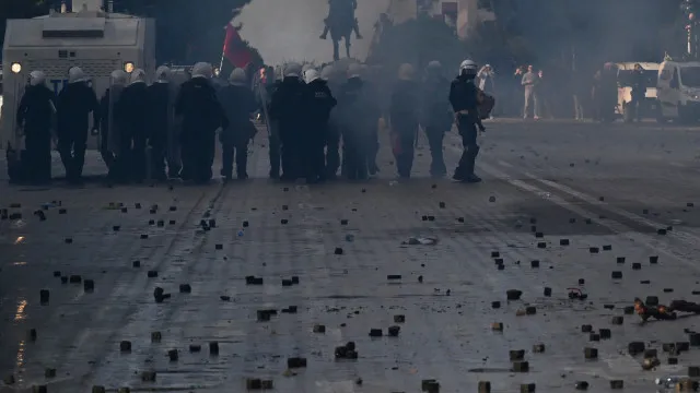 
                    Governo albanês endurece repressão a manifestantes com multas pesadas
                