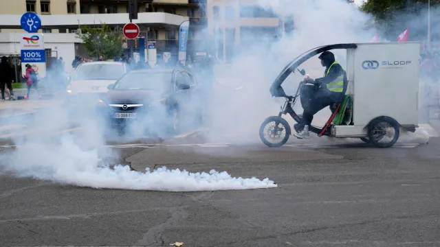 
                    Registados primeiros confrontos nas manifestações em França
                