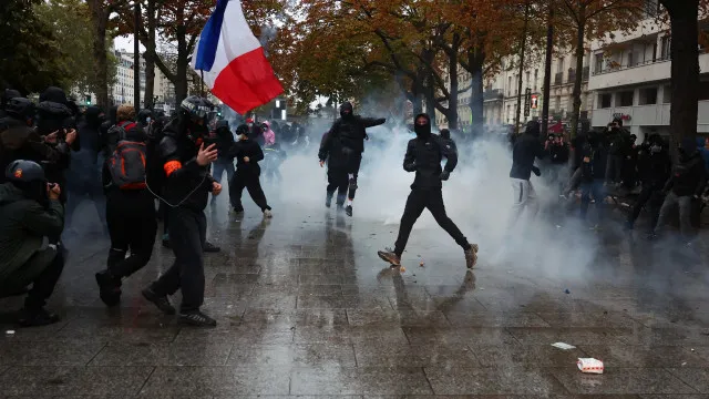 Manifestações em França acabam menos violentas mas protestos vão continuar