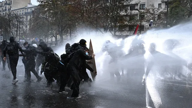 Quase mil detidos durante manifestações em França: "Número vai aumentar"