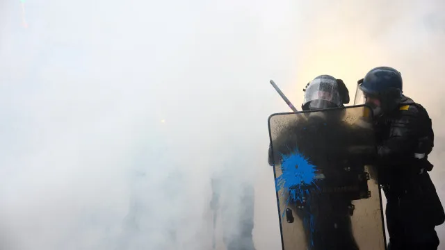 
                    Manifestação em Paris termina em confrontos apesar de dispositivo policial
                