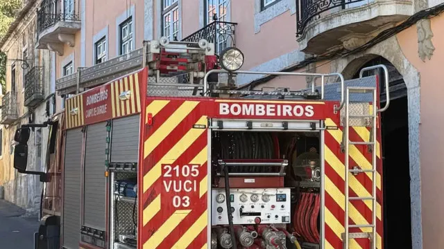 
                    Um ferido em incêndio em edifício devoluto em Campolide
                