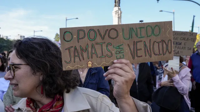 
                    Milhares enchem Praça do Rossio em Lisboa e preparam 