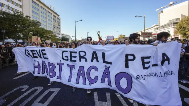 Gente de todas as idades ocupa Avenida da Liberdade (e pede greve geral)
