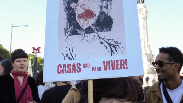 Assembleia popular no Funchal apoia acampadas pelo direito à habitação