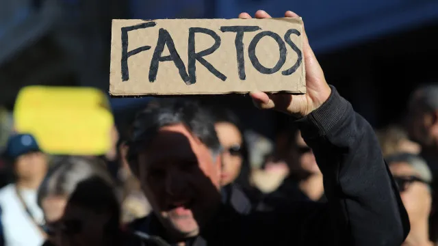 Milhares de pessoas desfilam no Porto e avisam que "vieram para ficar"