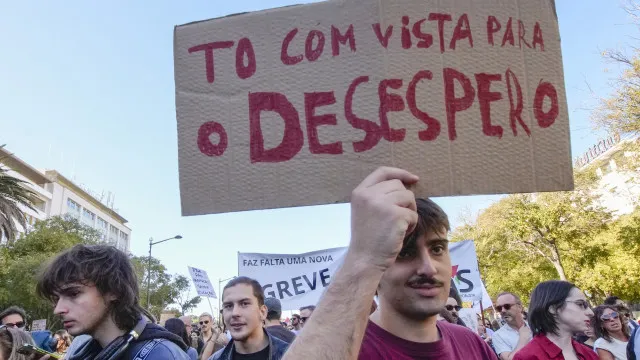"T0 com vista para o desespero": Os cartazes de protesto pela habitação