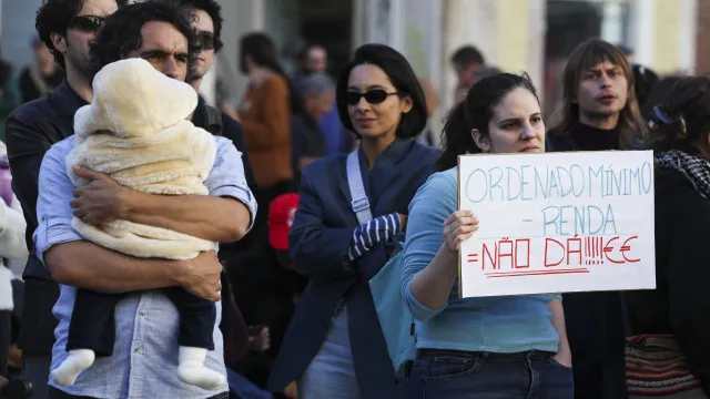 
                    Cerca de 200 pessoas juntaram-se em Coimbra contra a crise habitacional
                