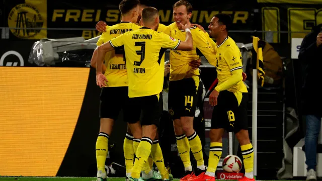 
                    Dortmund bate Frankfurt, quebra enguiço e isola-se na liderança
                