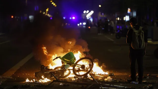 Jovens em Barcelona causam caos em protesto com danos materiais
