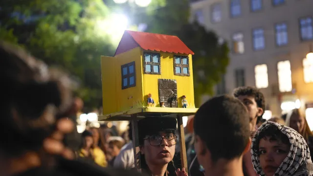 
                    Acampadas contrariam PSP e dão conta de 57 feridos em Lisboa e no Porto
                