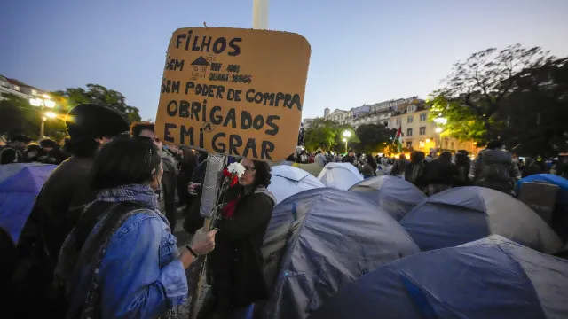 
                    AO MINUTO: PSP avançou sobre manifestantes; Vários feridos e detidos
                