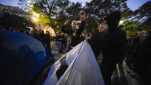 
                    AO MINUTO: Milhares voltaram a sair à rua de Norte a Sul pela habitação
                