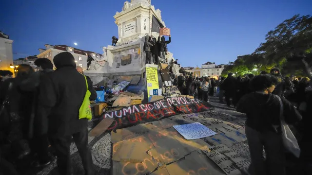 
                    Acampada de Lisboa dispersa pela Mouraria mas PSP mantém-se atenta
                
