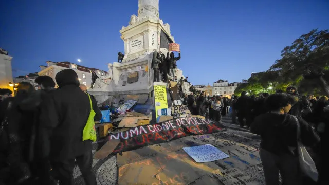
                    Acampada mantém protesto no Rossio apesar do mercado de Natal
                