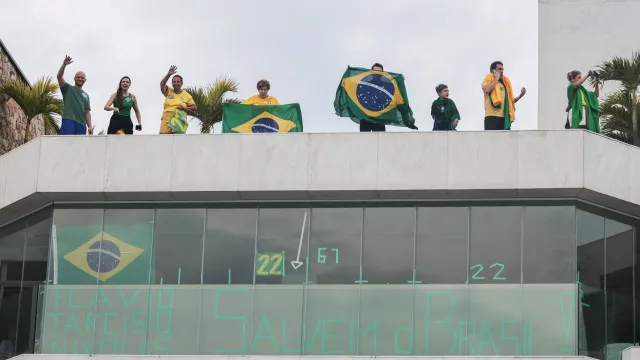 Flávio termina campanha em "homenagem ao pai" no Rio de Janeiro