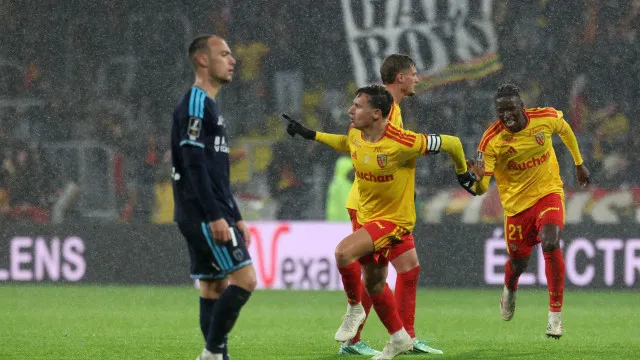 
                    Lens remonta frente ao Paris FC e impede liderança isolada
                