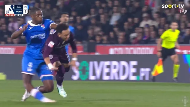 
                    Momento arrepiante levou à expulsão de Elimbi no Gil Vicente-FC Porto
                