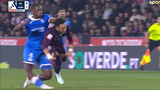 Momento arrepiante levou à expulsão de Elimbi no Gil Vicente-FC Porto