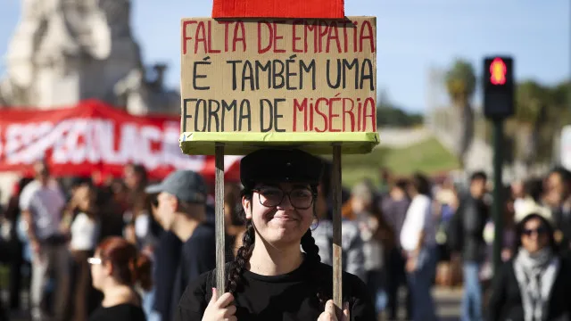 PSP cerca manifestantes no Rossio e ordena que tendas sejam retiradas