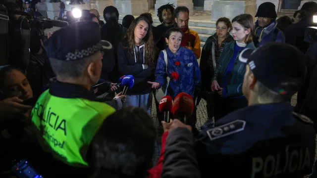 
                    PSP avança sobre manifestantes no Rossio para retirar tendas
                