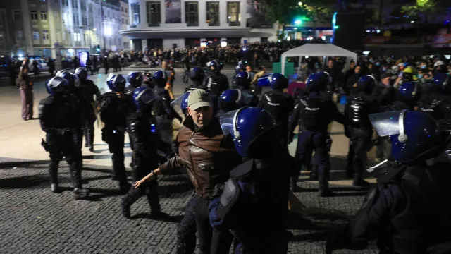 
                    PSP dispersa acampadas em Lisboa e no Porto após horas de tensão
                
