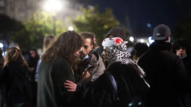 
                    Cerca de 200 manifestantes em vigília junto à PSP do Heroísmo no Porto
                